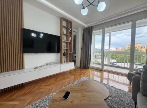 Living room with TV unit and access to the terrace. - image 6