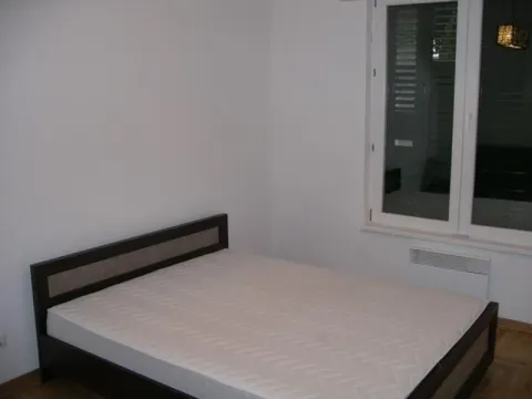 Jednostavna spavaća soba sa bračnim krevetom pored prozora. - image 3