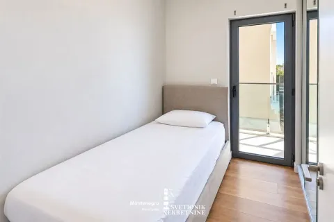 Manja spavaća soba sa krevetom i izlazom na terasu. - image 11