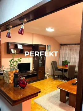Dnevni boravak sa trpezarijom i drvenim nameštajem. - image 15