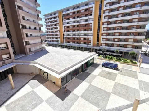 Pogled s visine na popločano dvorište i moderne stambene zgrade. - image 12