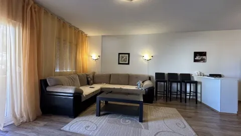 Dnevna soba sa ugaonom garniturom, klub stolićem i šankom sa barskim stolicama. - image 3