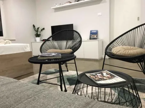 Svijetao dnevni boravak sa modernim crnim foteljama i klub stolovima. - image 6