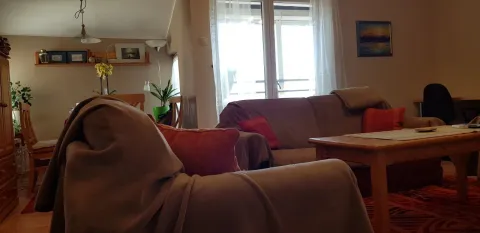 Dnevna soba sa garniturom za sjedenje i drvenim klub stolom. - image 4