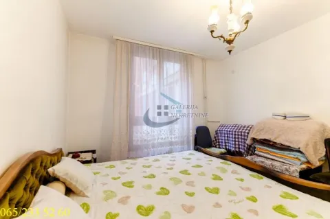 Furnished bedroom with a double bed and a window. - image 15