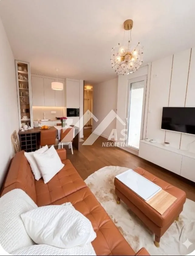Izdavanje, dvosoban stan, 44m², Centar, Novi Sad
