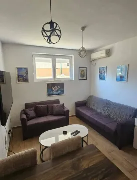 Dnevni boravak sa garniturom, stočićem i TV-om. - image 3