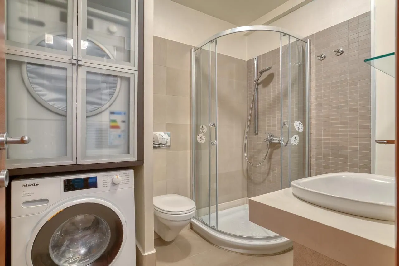 Izdavanje, dvosoban stan, 90m², Centar, Podgorica