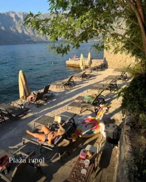 Plaža i mol uz obalu mora sa ležaljkama. - image 4