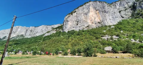 Pogled na planinski masiv i zeleno okruženje sa imanja. - image 2