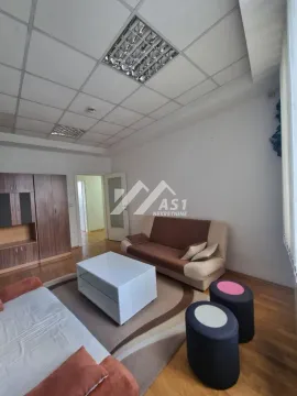 Nameštena dnevna soba sa garniturom, stočićem i ormarom. - image 2