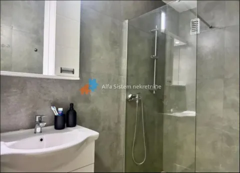 Moderno kupatilo sa umivaonikom i tuš kabinom sa staklenom pregradom. - image 8