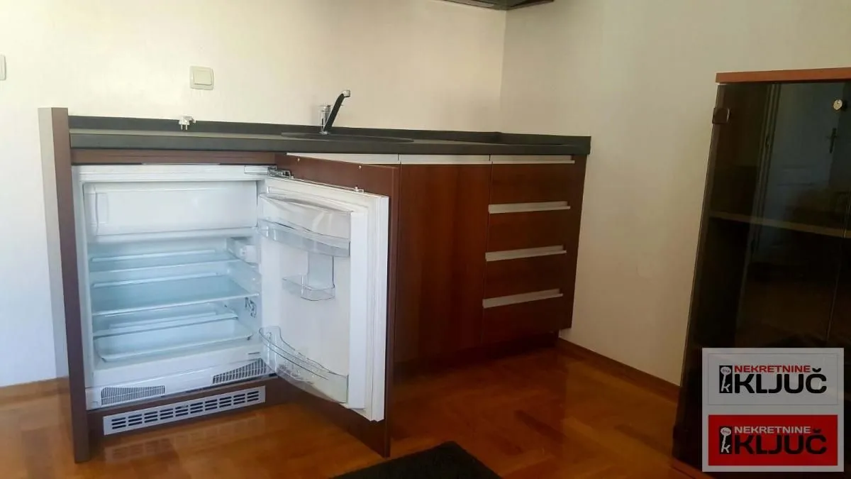 Izdavanje, garsonjera, 29m², Centar, Novi Sad