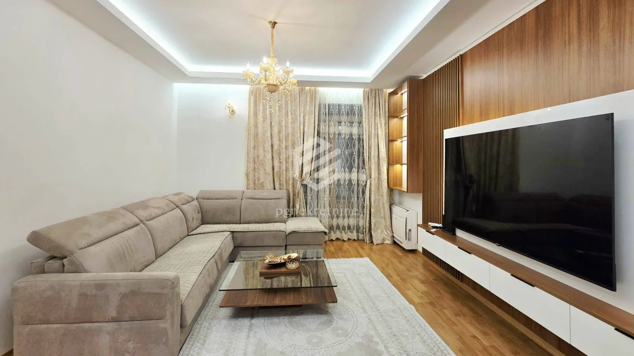 Izdavanje, dvosoban stan, 88m², Centar, Podgorica