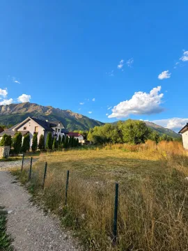 Pogled na plac i okolne planine sa kućom u blizini. - image 7
