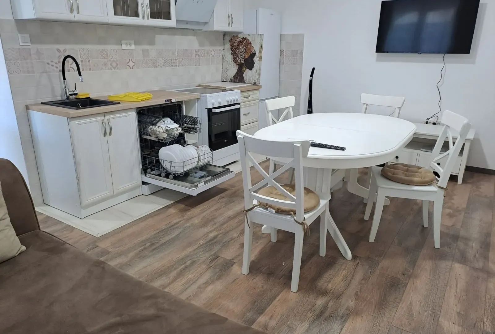 Izdavanje, jednosoban stan, 47m², Kalimanj, Tivat