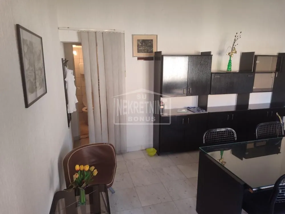 Izdavanje, poslovni prostor, 27m², Centar, Subotica