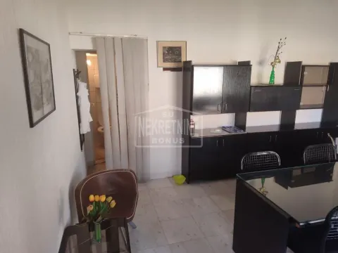 Izdavanje, poslovni prostor, 27m², Centar, Subotica - image 2