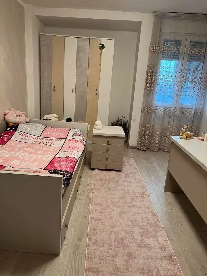 Izdavanje, dvosoban stan, 100m², Pejton, Podgorica