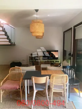 Dnevna soba sa trpezarijskim stolom i stepeništem u pozadini. - image 3