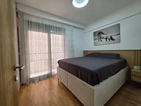 Uređena spavaća soba sa bračnim krevetom i izlazom na terasu. - image 6