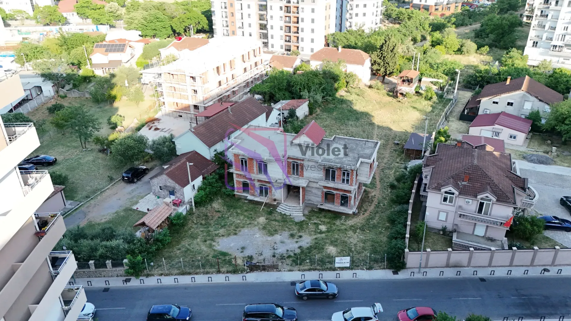 Pogled iz vazduha na okolinu sa kućom u izgradnji.