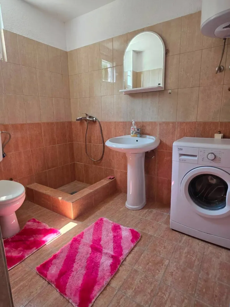 Izdavanje, dvosoban stan, 50m², Kavač, Kotor