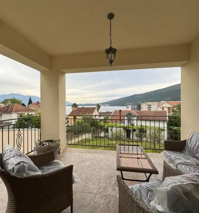 Sale, two bedroom apartment, 85m², Đenovići, Herceg Novi