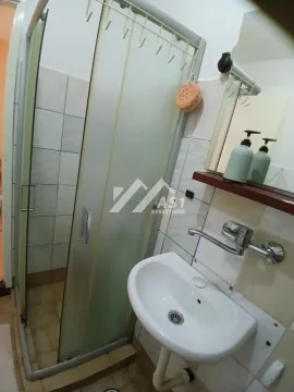 Manje kupatilo sa tuš kabinom i umivaonikom. - image 8