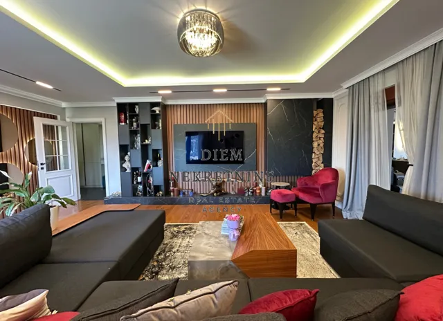 Prodaja, trosoban stan, 195m², Pobrežje, Podgorica