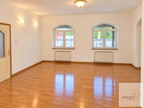 Prazna dnevna soba sa parketom i dva prozora. - image 6