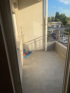 Manja terasa sa keramičkim pločicama i metalnom ogradom. - image 9