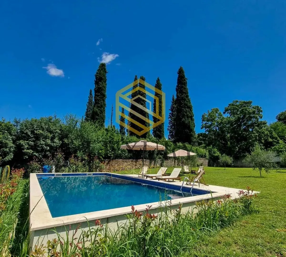 Rent, house, 270m², Mareza, Podgorica