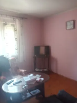Jednostavna dnevna soba sa ružičastim zidovima i televizorom. - image 3