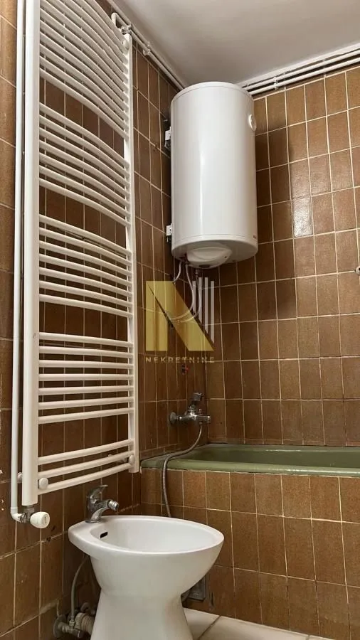 Manje kupatilo sa kadom, bojlerom i sanitarijama.