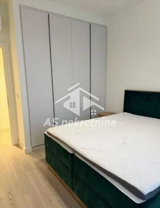 Izdavanje, četvorosoban stan, 110m², Savski Venac, Beograd