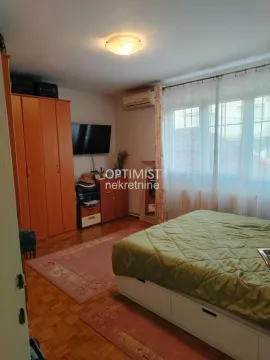 Nameštena spavaća soba sa bračnim krevetom, garderoberom i televizorom. - image 7