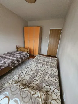 Spavaća soba sa dva kreveta i plakarom. - image 18