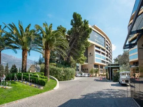 Izdavanje, trosoban stan, 198m², Budva, Crna Gora - image 1