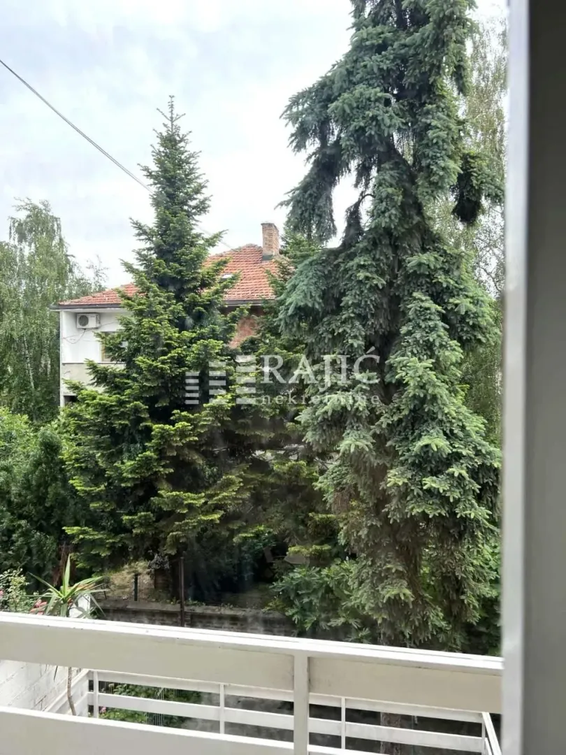 Pogled sa terase na dvorište i okolno zelenilo.