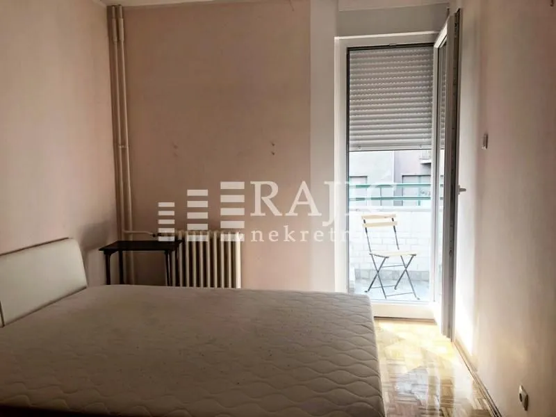Bedroom with a double bed and access to the terrace.