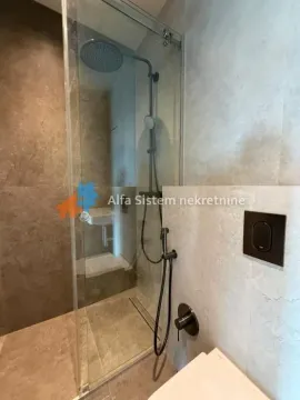 Moderno kupatilo sa tuš kabinom i ugradnom sanitarijom. - image 8