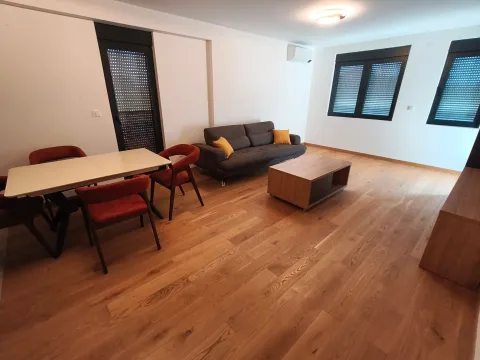 Prostrani dnevni boravak sa trpezarijom i drvenim podom. - image 6