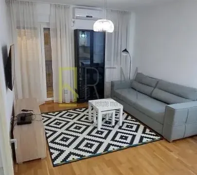 Prodaja, jednosoban stan, 43m², Stari Aerodrom, Podgorica - image 1