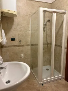 Kupatilo sa umivaonikom i tuš kabinom. - image 6