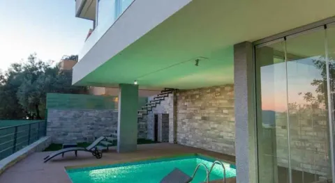 Vanjski bazen pored moderne kuće sa ležaljkama. - image 10