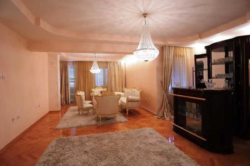 Prodaja, kuća, 332m², Pantelej, Niš