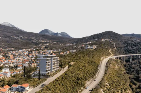 Pogled iz vazduha na novu stambenu zgradu sa okolinom i planinskim pejzažom. - image 2