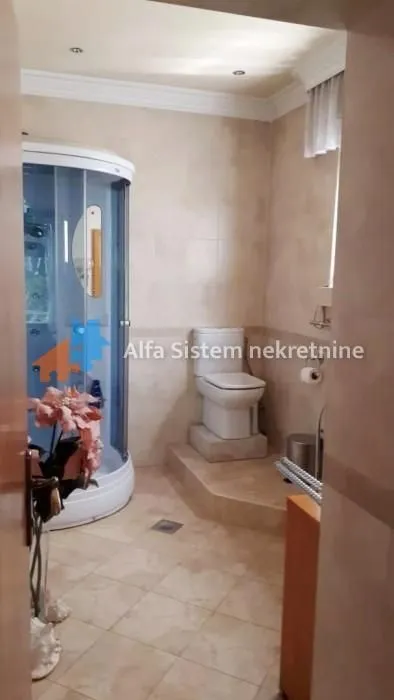 View of the bathroom with a shower cabin and sanitary ware.