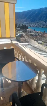 Terasa sa stolom i stolicama i pogledom na more i planine. - image 13